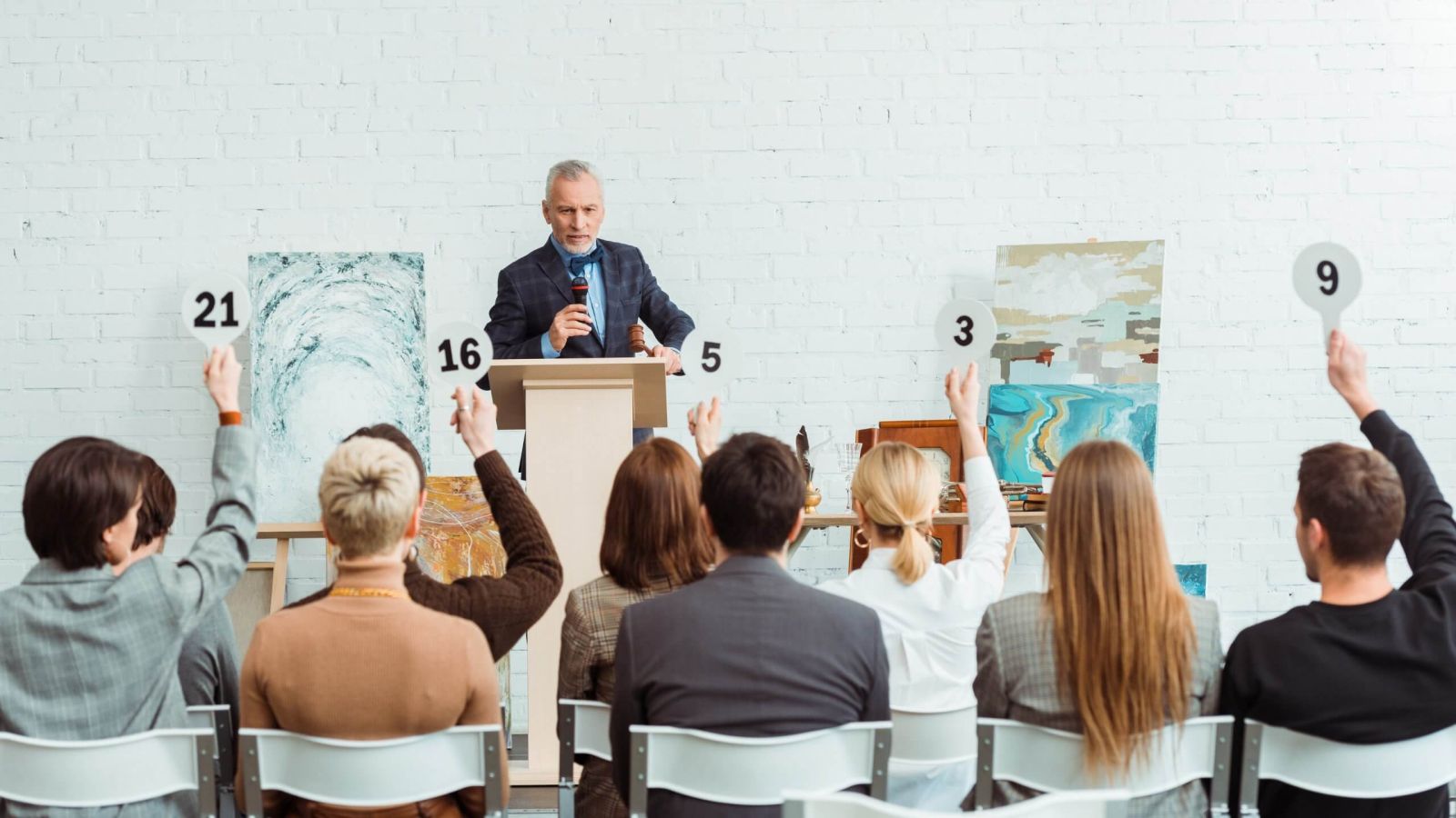 Auctioneer auctioning art pieces Volunteer Kamloops Timeraisers